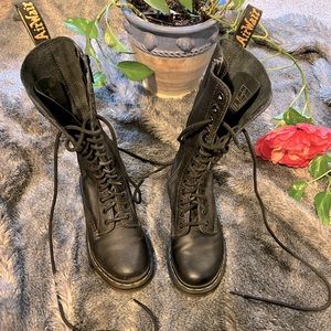 SOLD 💥1B99 14-hole lace up Virginia leather Dr. Martens - like new 🖤✨